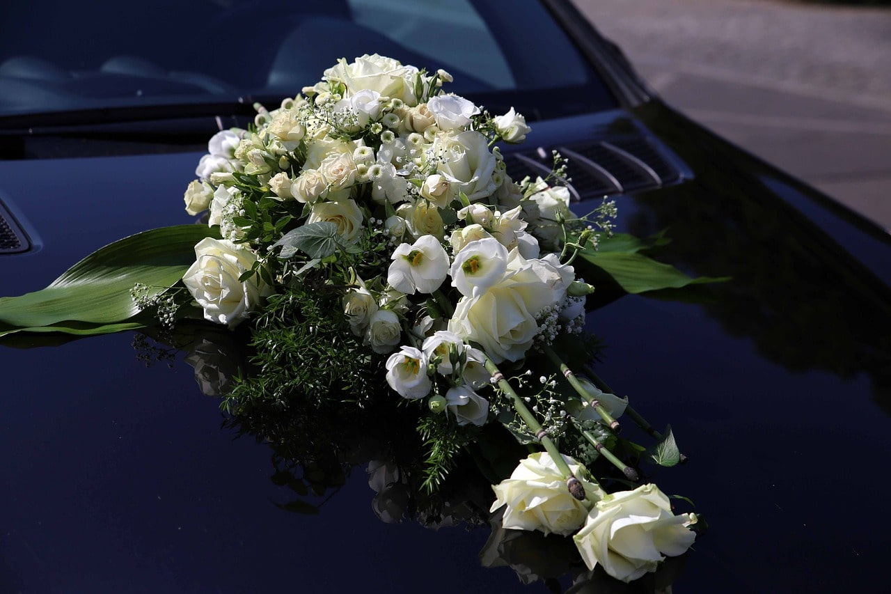 Décoration de fleurs sur une voiture de mariage | 5 décorations florales du capot de voiture de votre mariage | Bouqueternel