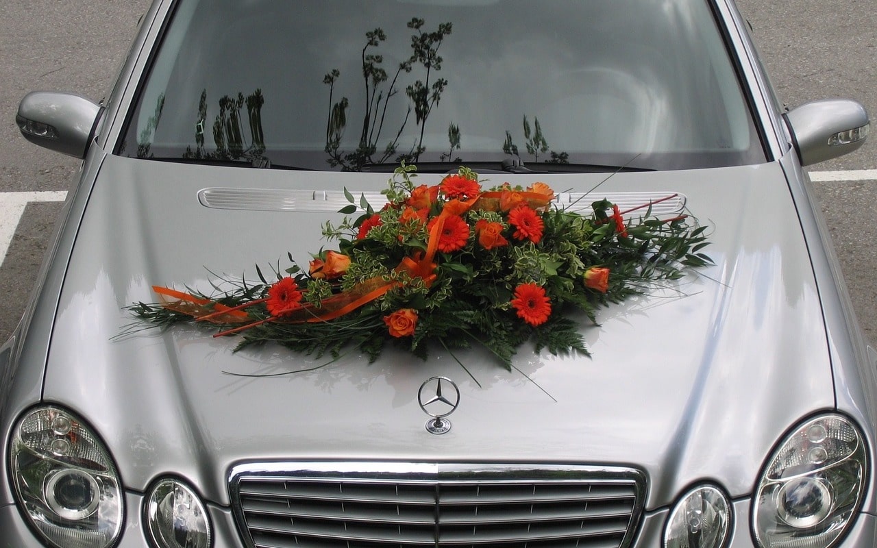 decoration de fleurs du capot de la voiture de mariage 5 decorations florales du capot de voiture de votre mariage bouqueternel
