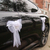 Décor de voiture de mariage, composé d'une rose blanche et d'un ruban fluide fixé sur un rétroviseur