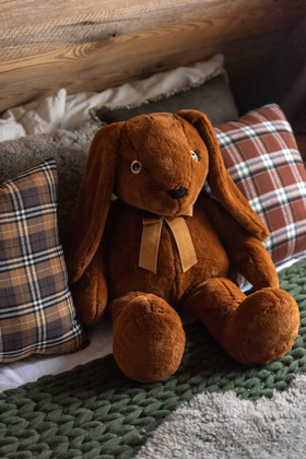 Lapin en peluche marron avec noeud