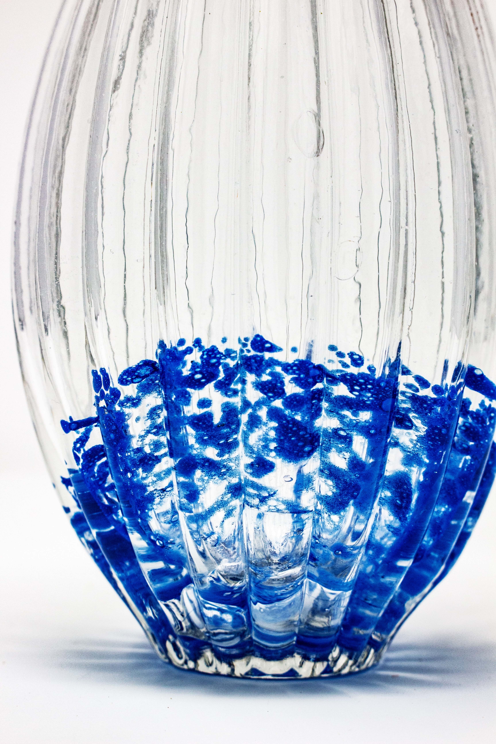 vase bleu details