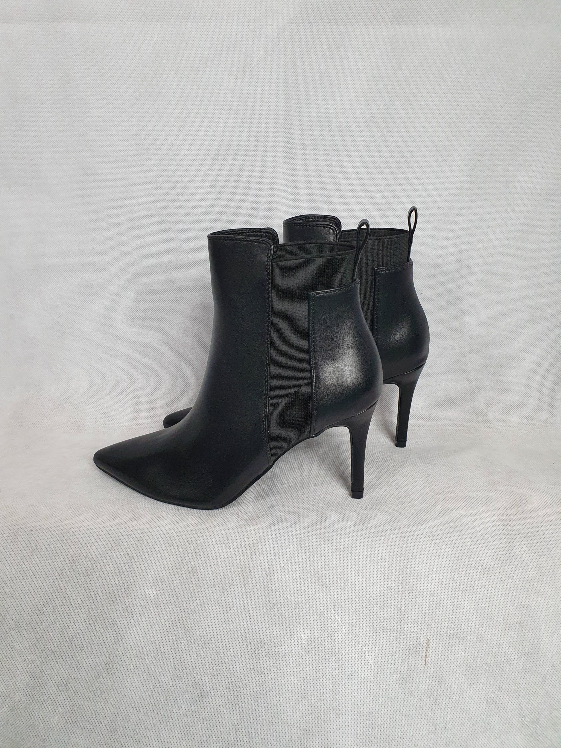 Bottines noires a talon bout pointu Vetements Femmes Chaussures Simplement Chic