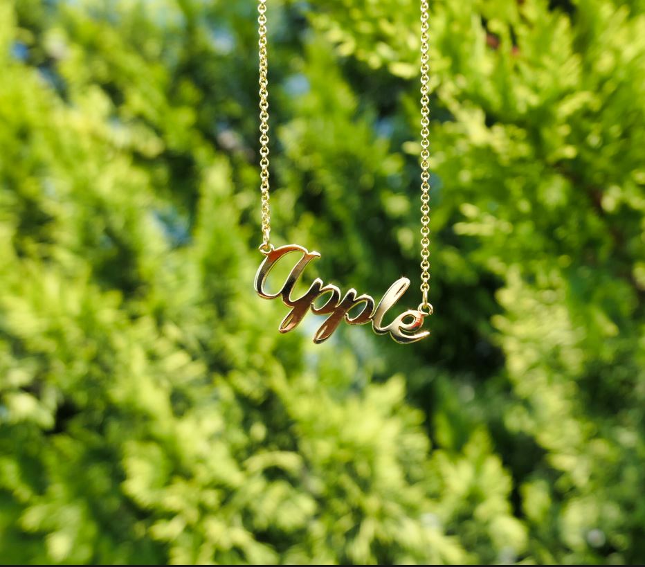 Collier prénom personnalisé en écriture cursive, finition argent