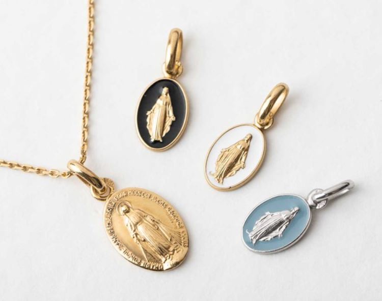 Comment choisir une médaille de baptême en tant que parrain/marraine ?