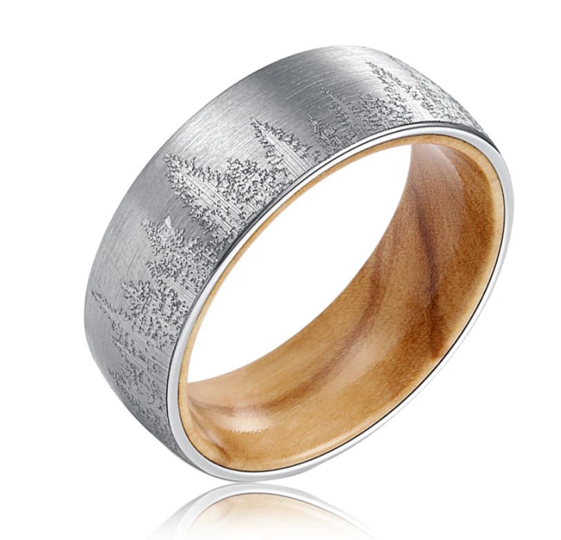 bague en bois sapin de noel foret enneigée