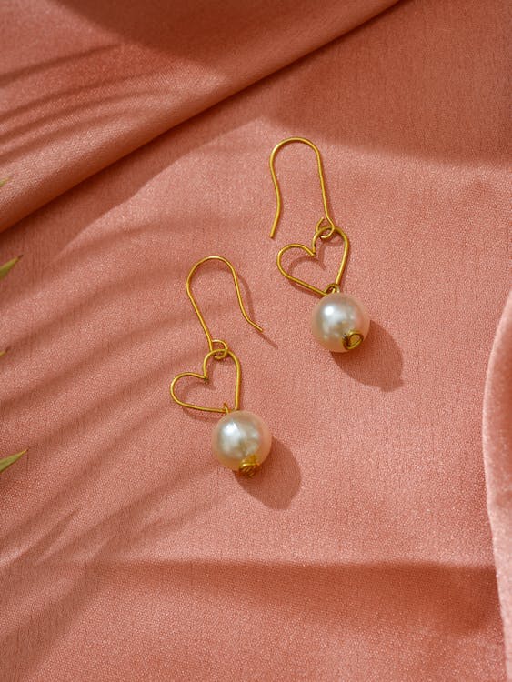 Perles et féerie de Noël : Pourquoi offrir un bijou à base de perle pour Noël est une idée parfaite ?