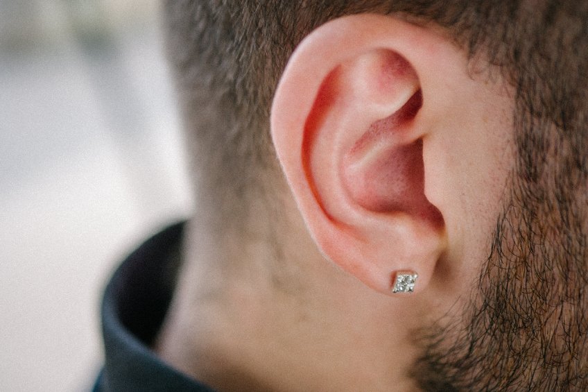 Comment choisir des boucles d'oreilles pour homme ?