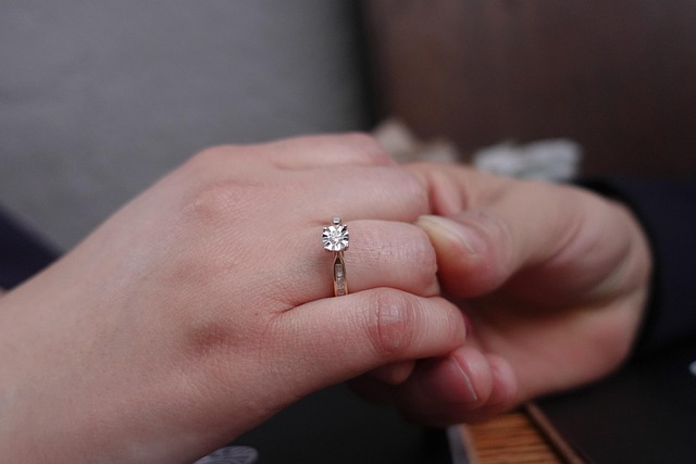 Minimaliste, vintage ou audacieux : ce que le style d'une bague de fiançailles peut exprimer