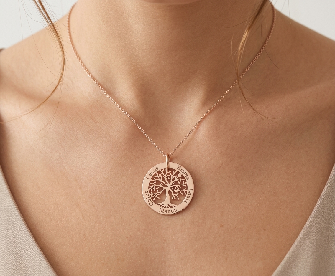 Femme portant un collier arbre de vie personnalisé avec prénoms gravés, or rose