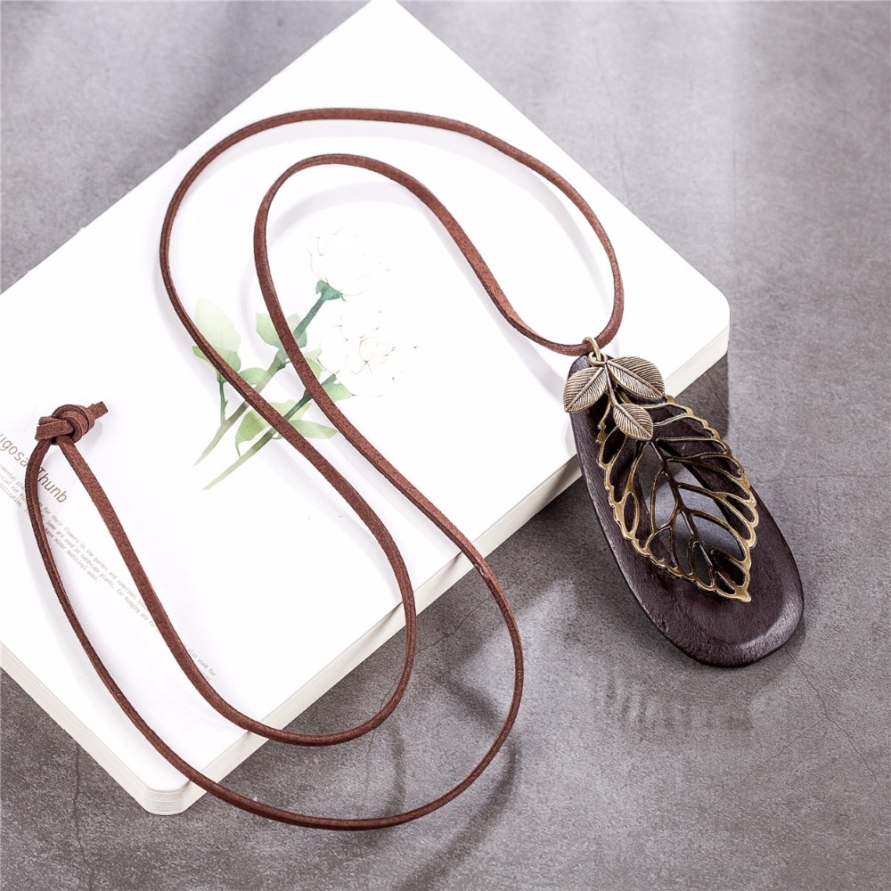 collier avec pendentif bois et feuillage