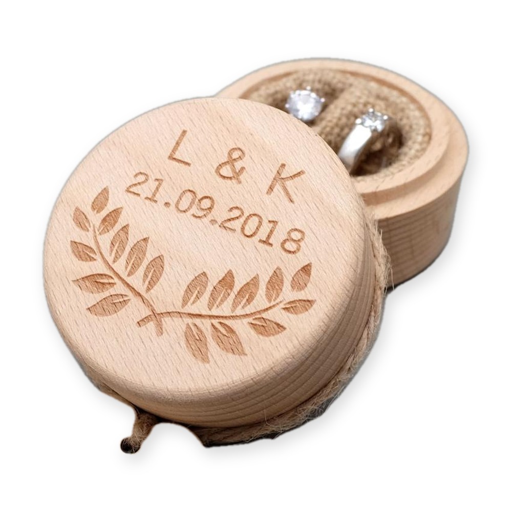 Boîte alliance en bois gravée initiales et date, motif feuillage, avec cœur en bois