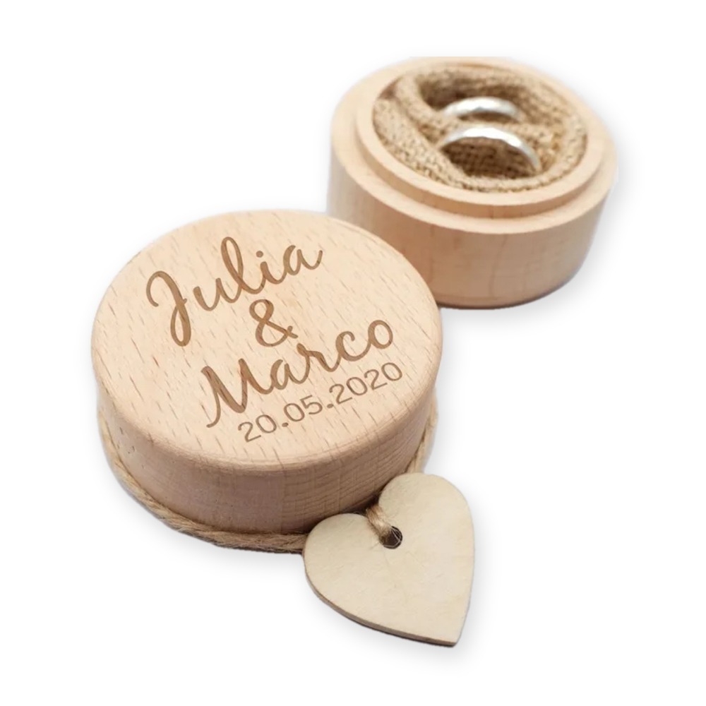 Boîte alliance en bois gravée prénoms et date, avec cœur en bois
