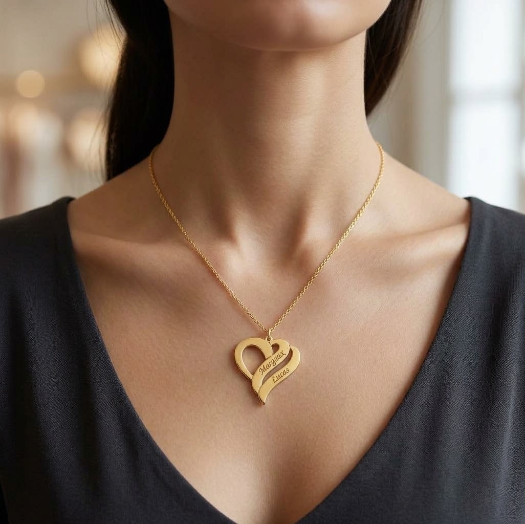 Femme portant un collier double coeur prénoms couleur or