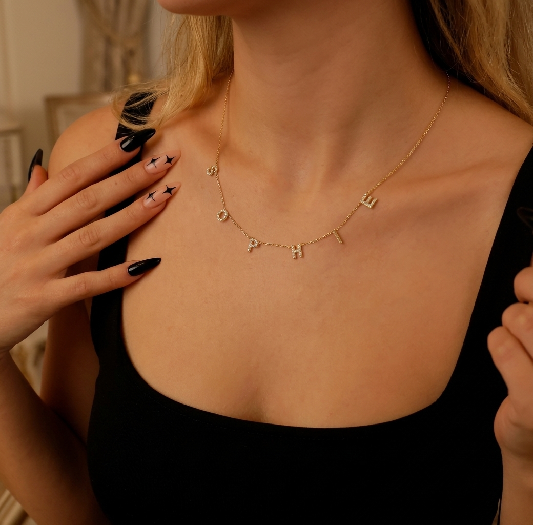 Collier initiale zirconium porté, lettres serties de cristaux de zirconium