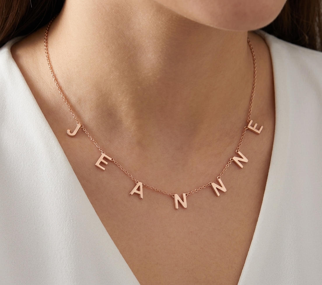 Collier personnalisé initiale porté, prénom en lettres fines
