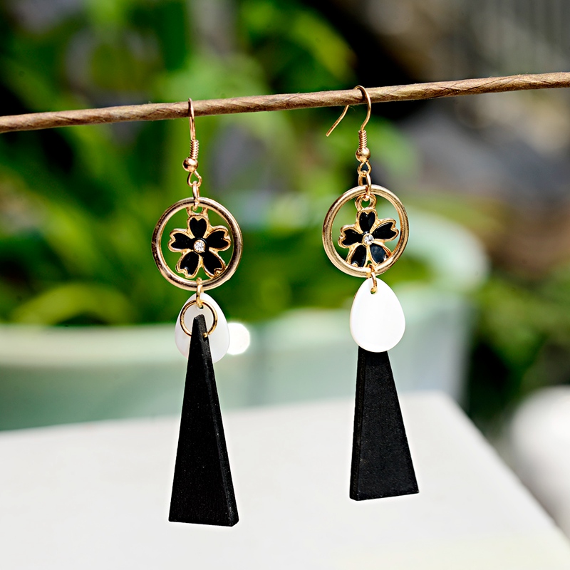 boucles doreilles pendantes longues en bois avec fleur noire