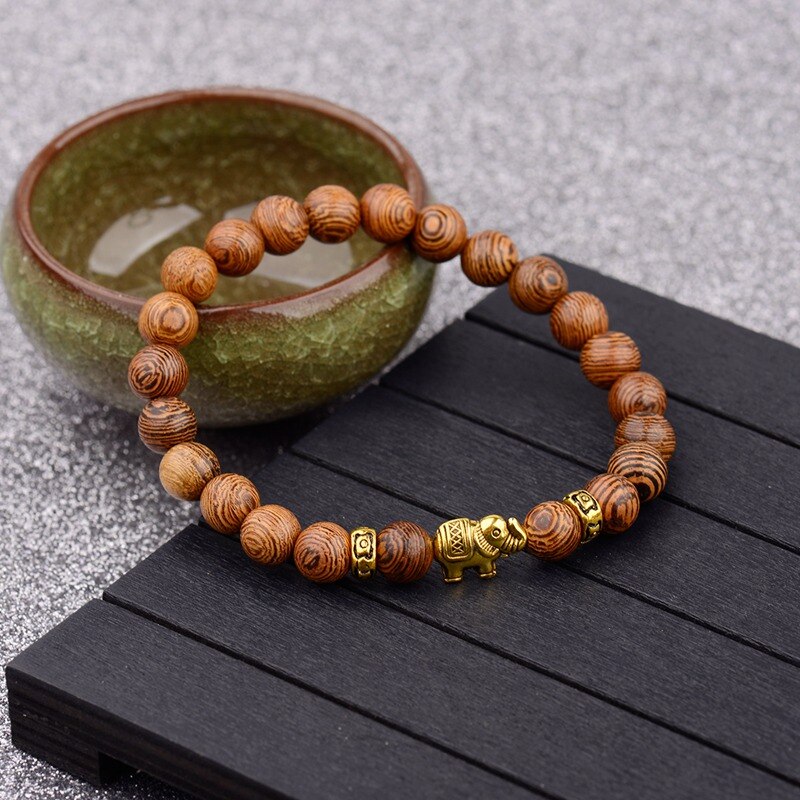 bracelet avec perles en bois et éléphant doré