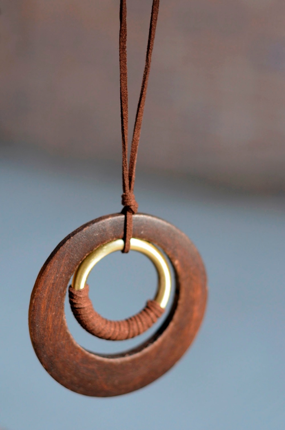 sautoir avec pendentif en bois et métal marron