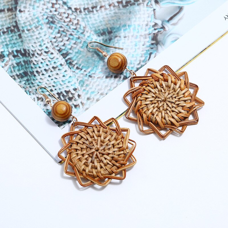 grandes boucles doreilles pendantes en bois et rotin forme solei