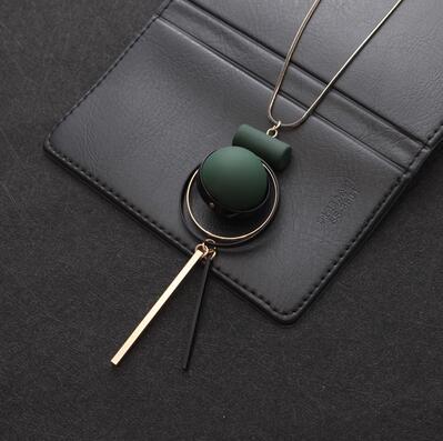 sautoir avec pendentif style géométrique boule et tige