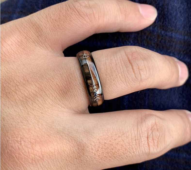 Bague homme tungstène brossé – Rainure noire & plaque or, gravure