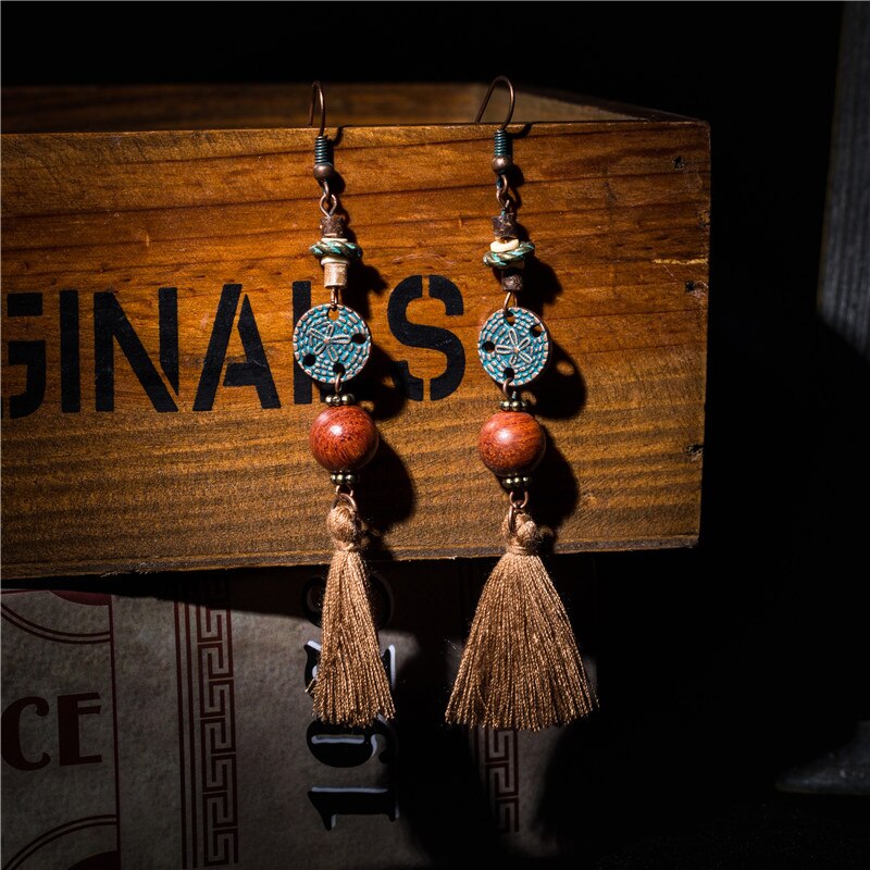 boucles doreilles pendantes en bois avec ponpom et perles bois