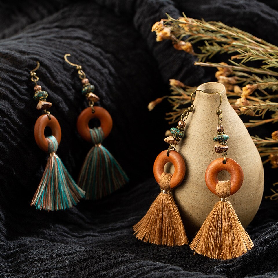 boucles doreilles pendantes en bois avec ponpom