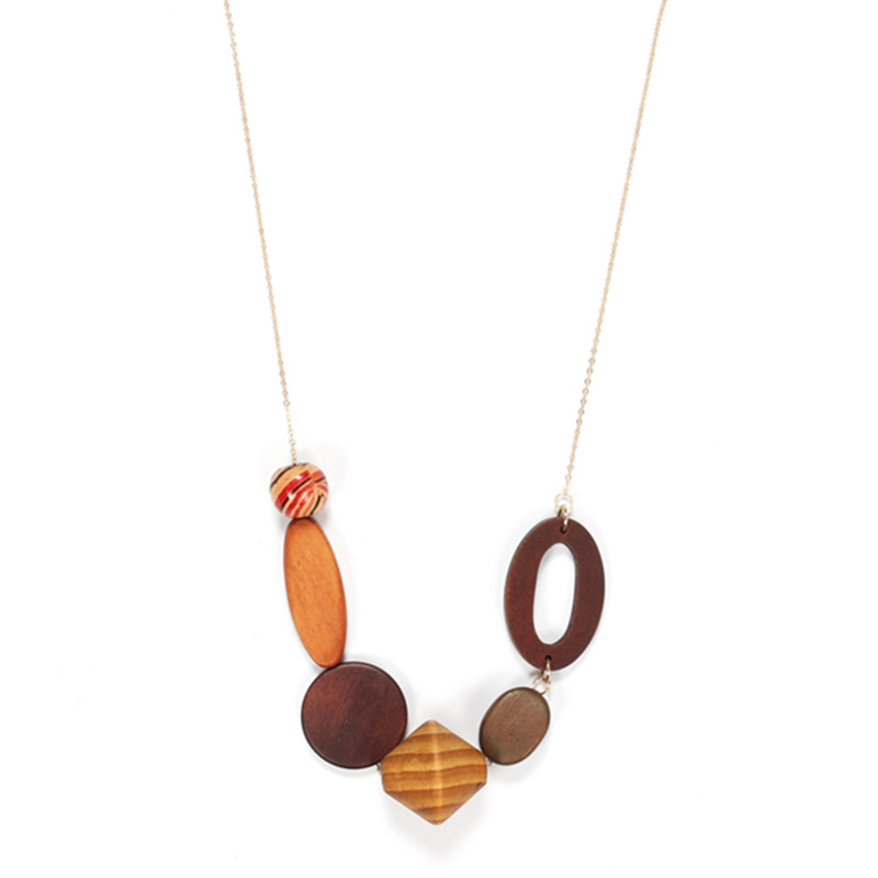 grand collier avec plusieurs perles de bois marron