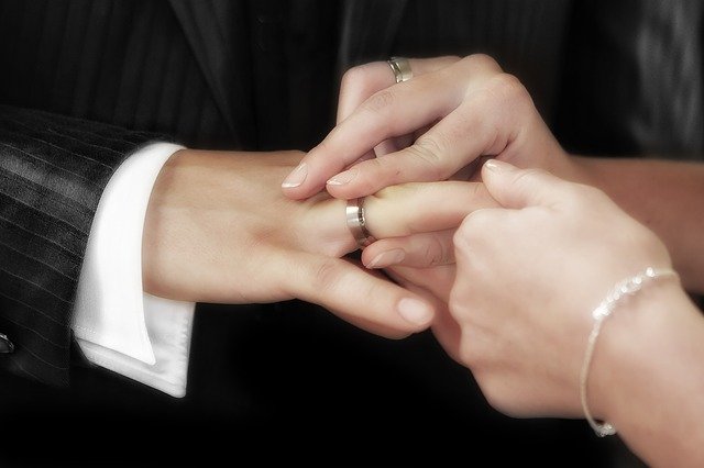 Comment offrir ou acheter une bague sans connaître la taille du doigt ?