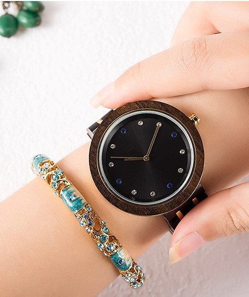 montre femme vintage en bois foncé et gemmes