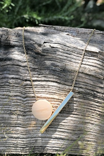 Collier pendentif géométrique plaqué or et bois