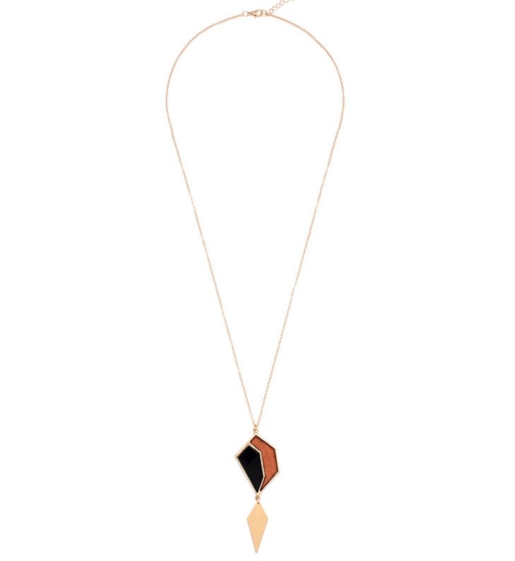 Long collier avec pendentif en plaqué or, noir et bois marron