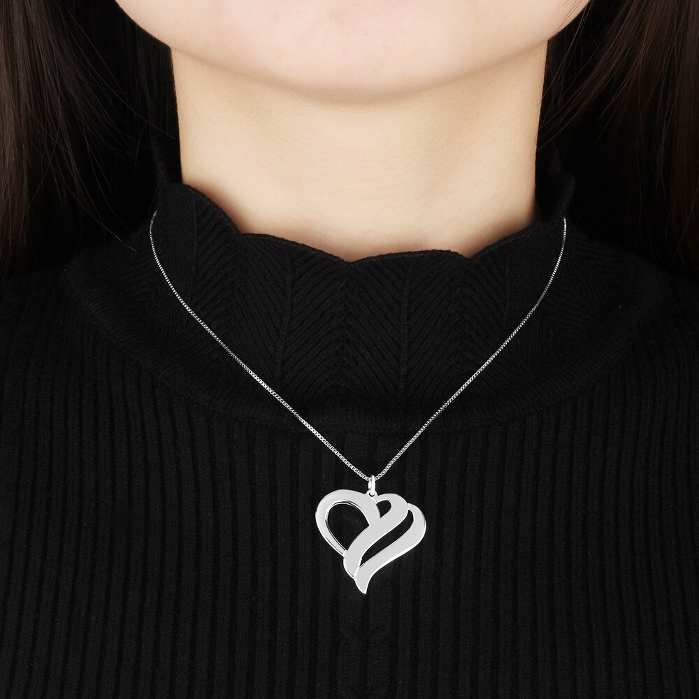 Femme portant un collier double coeur gravé de 2 prénoms