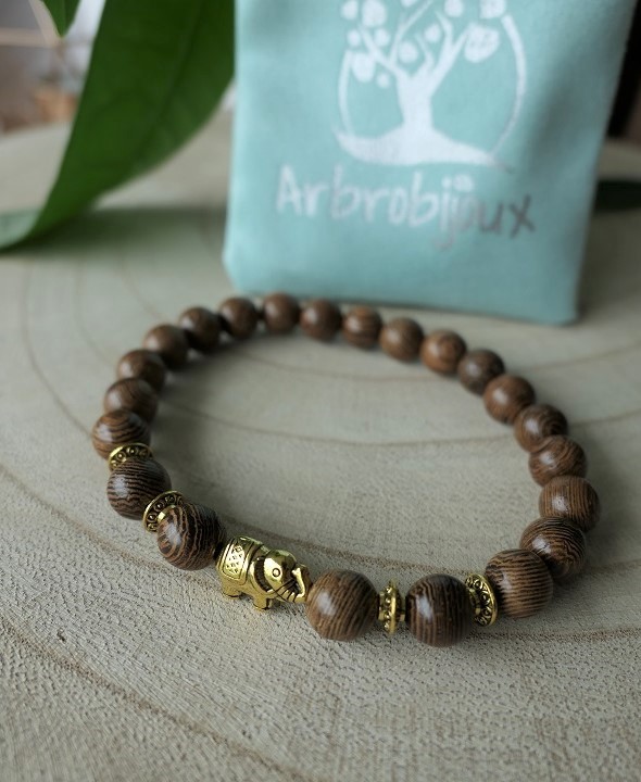 Bracelet avec perles en bois et éléphant doré
