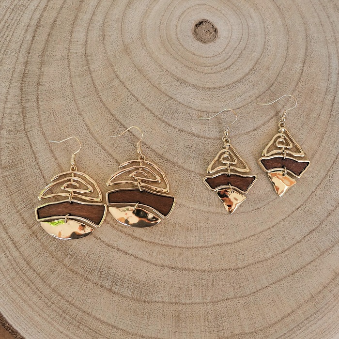 Boucles doreilles pendantes en bois et or rond et losange
