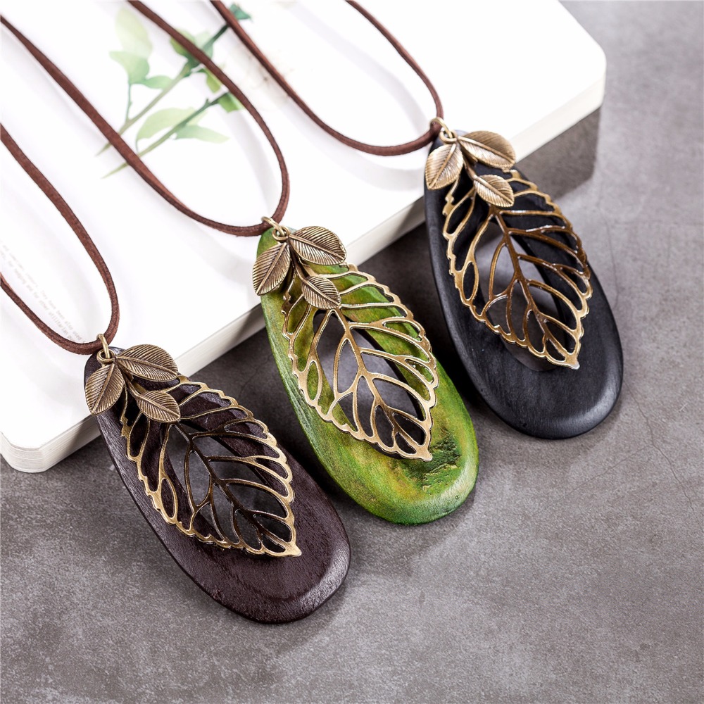 sautoir avec pendentif en bois et feuille