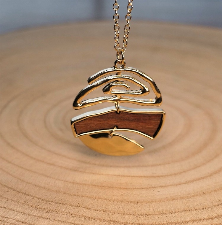 Pendentif couleur or et bois original