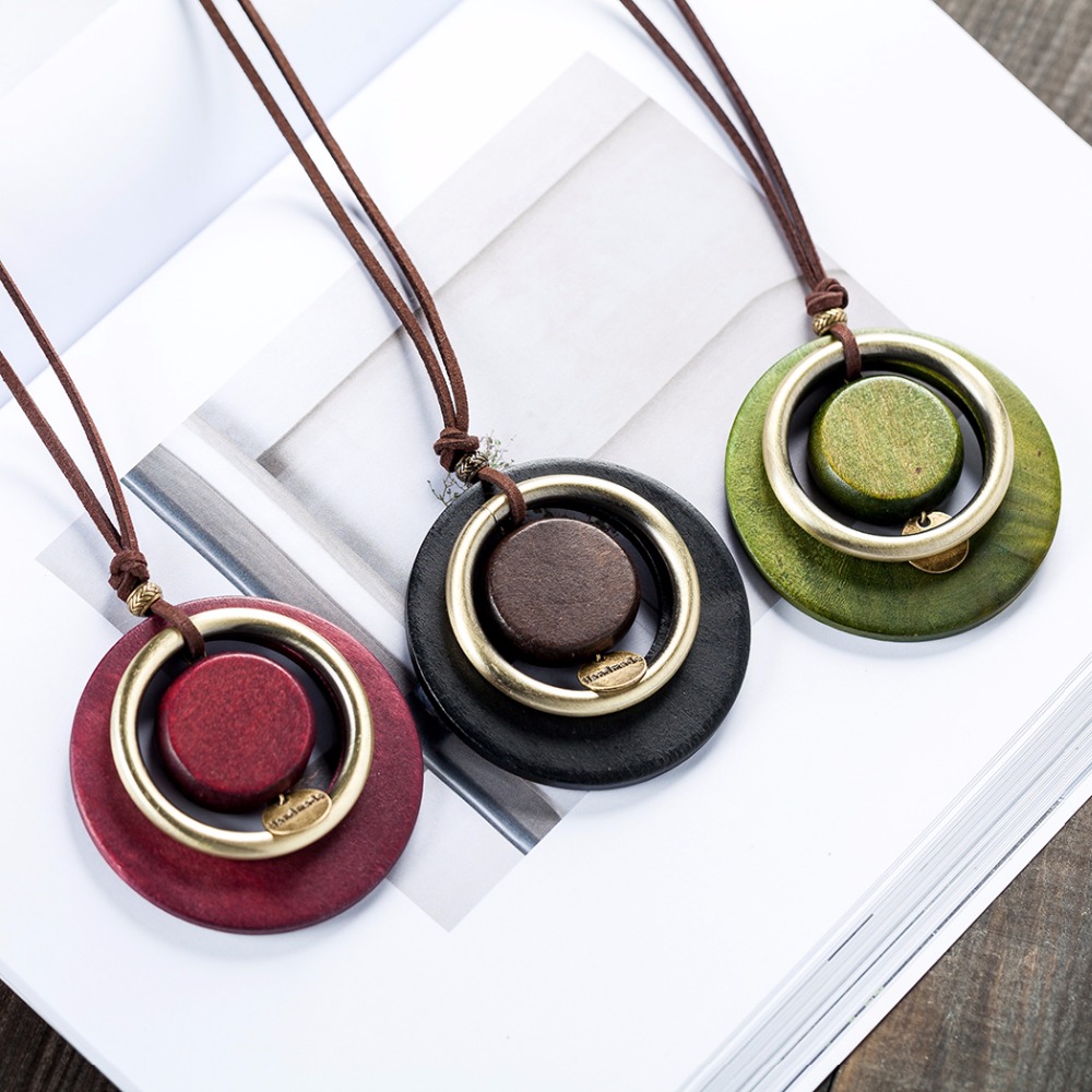 sautoir avec pendentif cercles en bois et métal