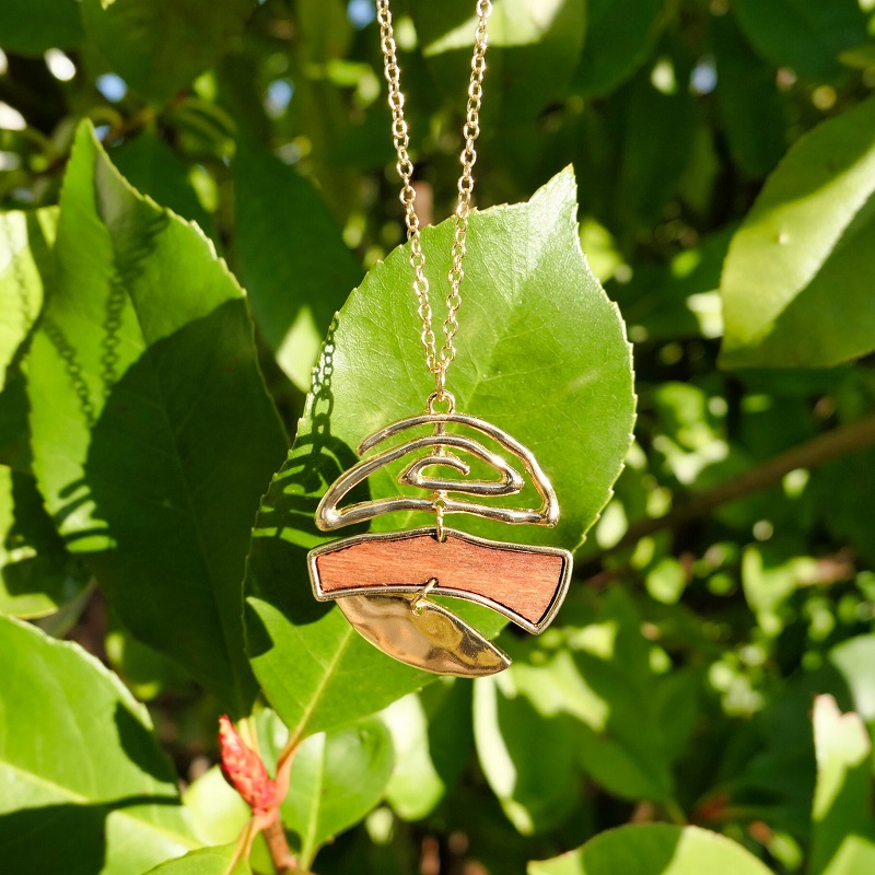 Pendentif en bois et plaqué or