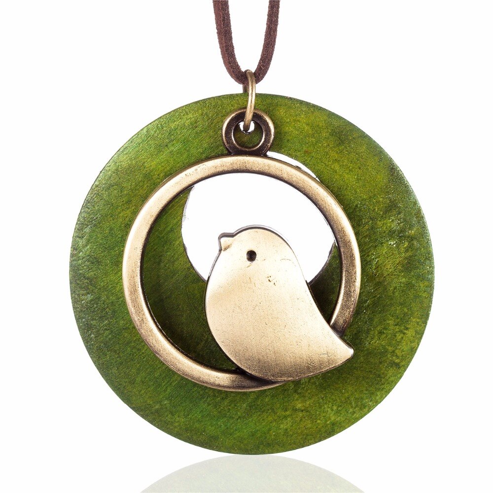 long collier femme avec pendentif en bois et oiseau vert