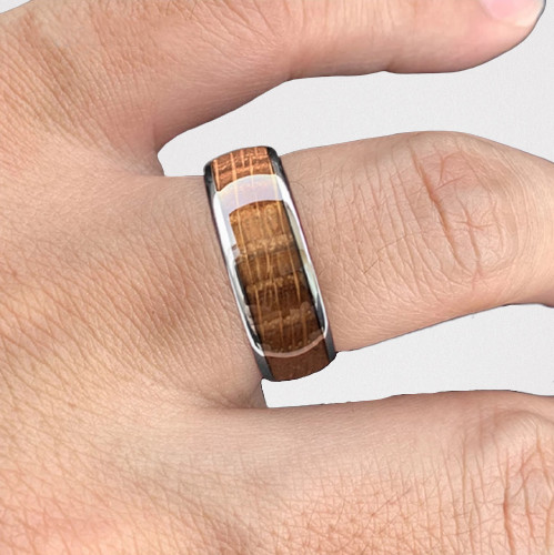bague en bois alliance homme femme 6 ou 8 mm chene portee