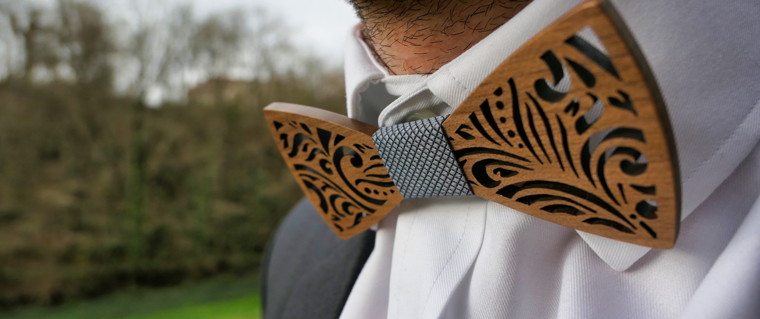 Nœud papillon en bois découpe florale