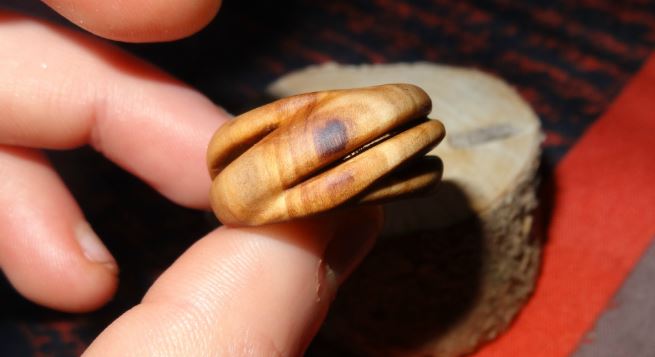 Bague en bois sculptée
