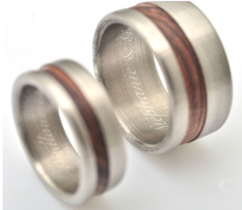 Bague en bois gravée