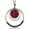 sautoir pendentif disque en bois et cercle en métal rouge