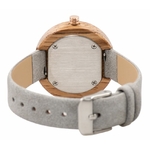 vue arriere montre en bois pour femme modele plume fine et legere