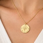 Collier arbre de vie gravé prénoms Tendresse, porté