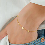 Bracelet initiale doré A coeur M, porté