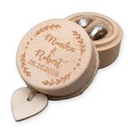 Boîte alliance en bois gravée prénoms et date, couronne de feuilles, avec cœur en bois
