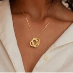 Femme portant un collier prénoms cœurs enlacés doré, prénoms gravés sur les cœurs